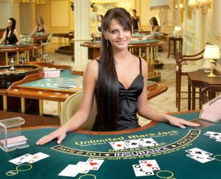 Why do Filipinos like beautiful dealers so much in casinos?